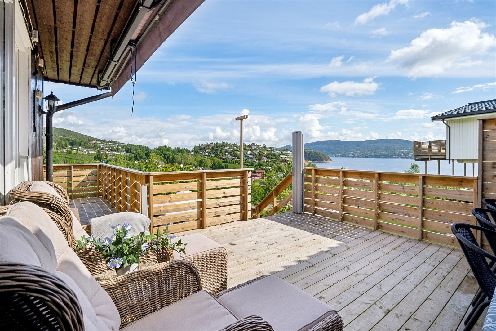 Terrassen har god plass til hagemøbler så her er det mulig å nyte avslappende timer i solen. Galleribilde