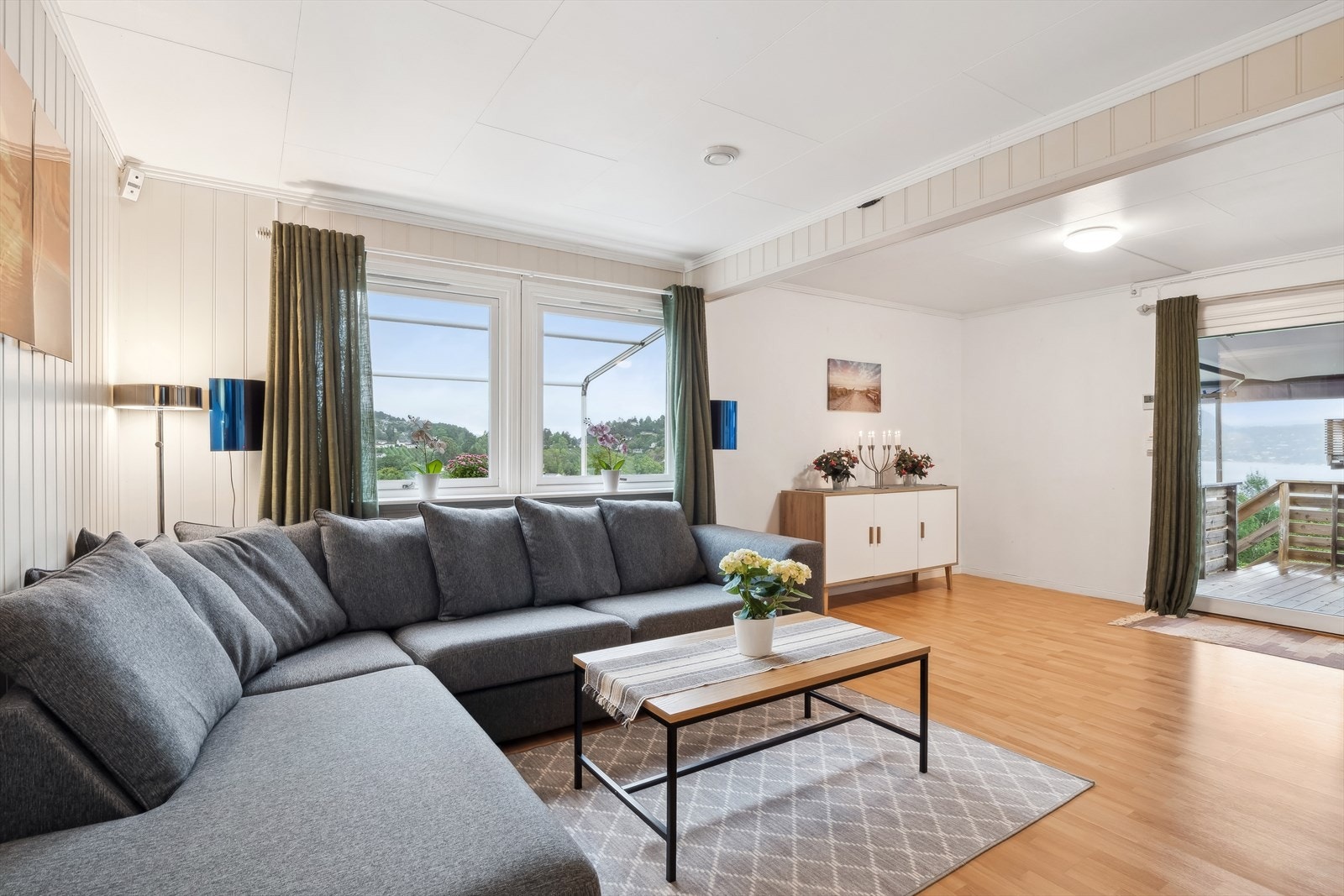 Stuen har flere vinduer som som slipper inn godt med naturlig lys. Galleribilde