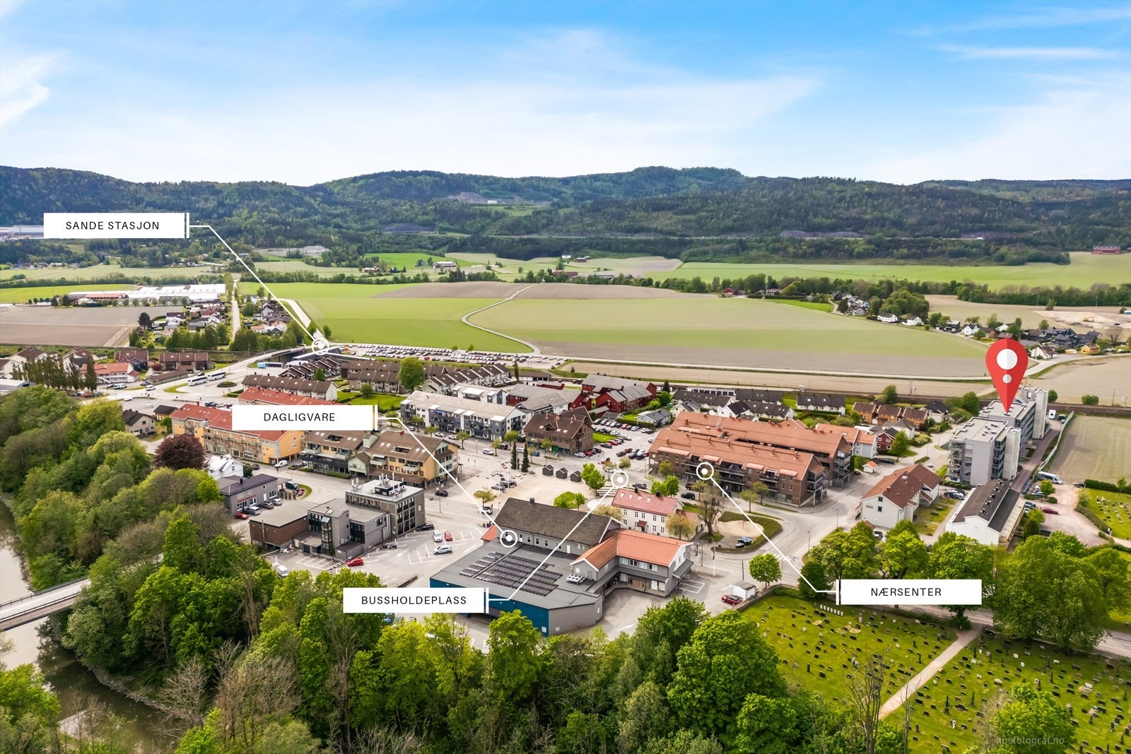 Leiligheten ligger midt i Sande sentrum. Galleribilde