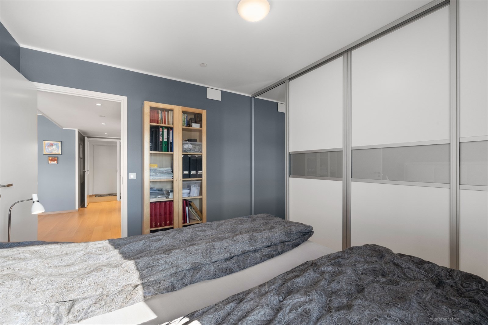 Det er god plass til å innrede med både dobbeltseng og nattbord. Galleribilde