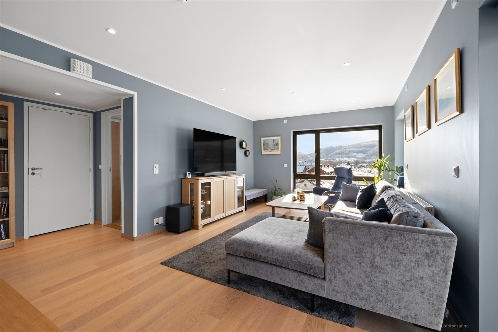 Den gode planløsningen gir rom for møblering av en stor sofa i tillegg til spisestue ved kjøkkenet. Galleribilde