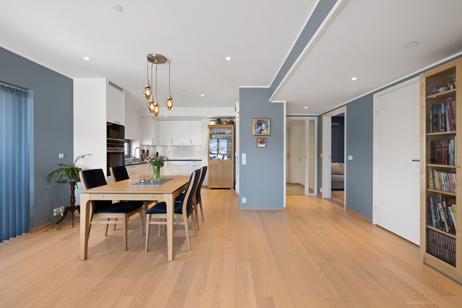 Mellom stue og kjøkken er det åpen løsning. Galleribilde