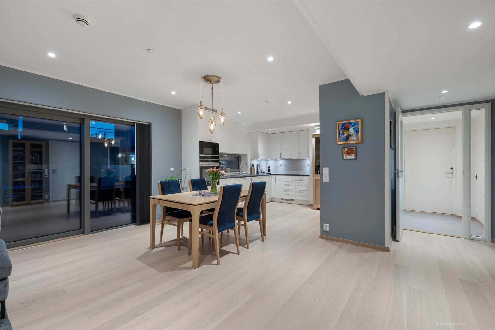 Det er utstrakt bruk av downlights i himlinger i leiligheten. Galleribilde