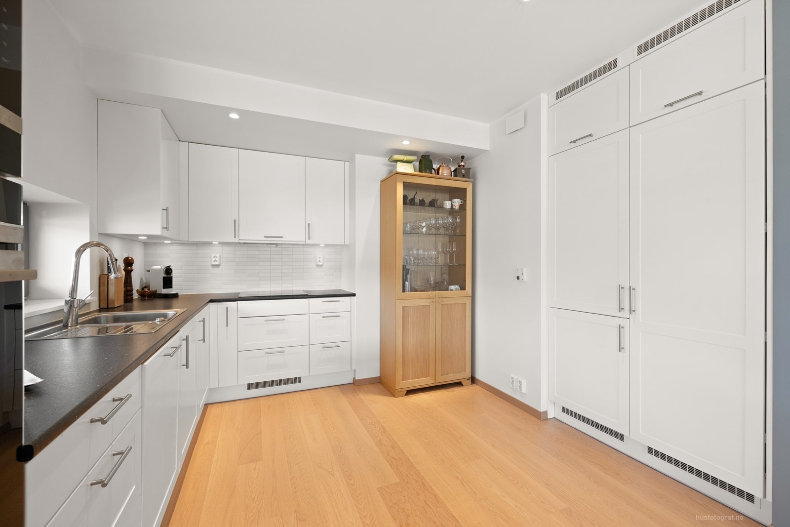 Kjøkkenet er stilrent innredet med en lys, profilert innredning med slitesterke overflater. Galleribilde