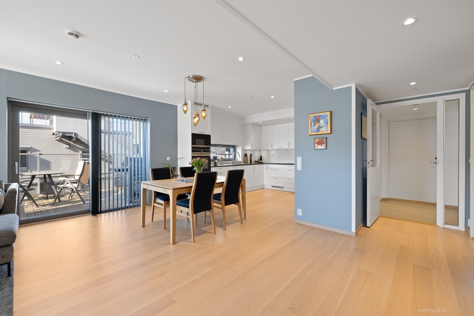 Ved kjøkkenet er det god plass til et stort spisebord. Galleribilde