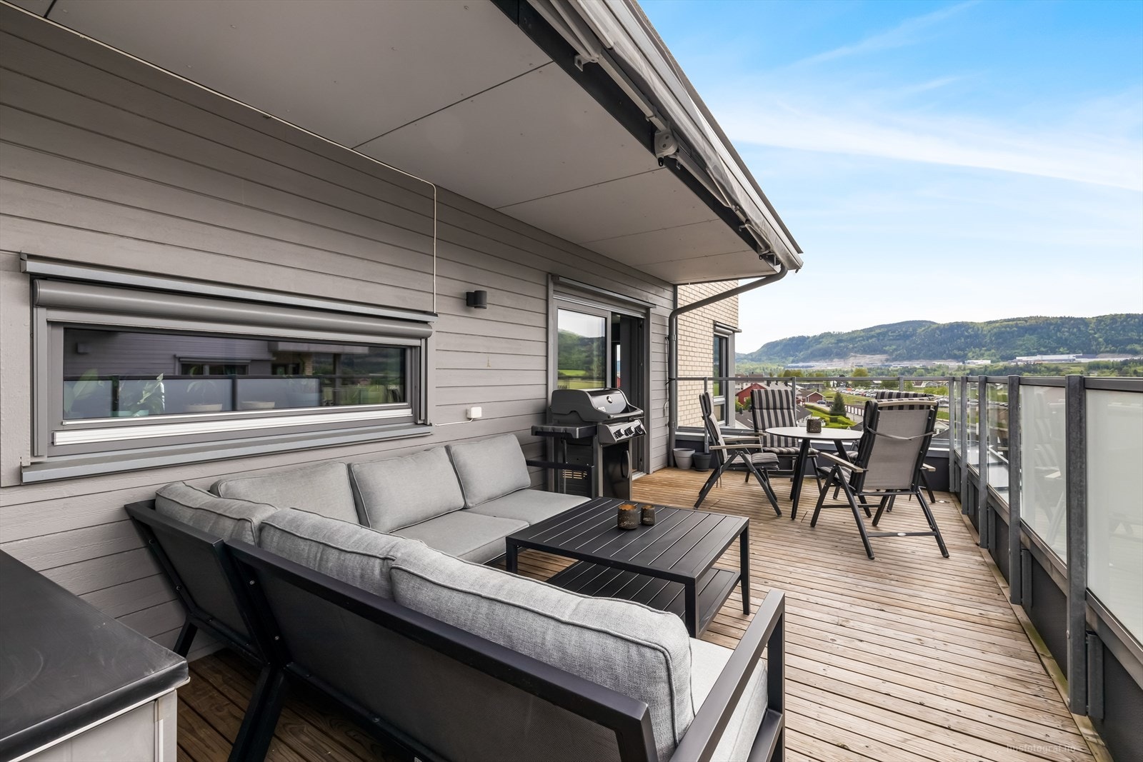 Nydelig utsikt og fine solforhold. Terrassen har også stor markise. Galleribilde