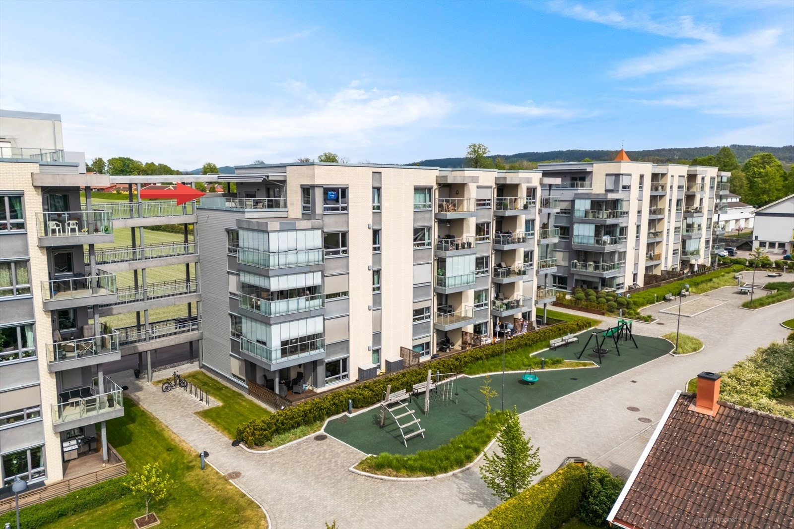 Toppleilighet på hjørnet av bygget, med fine solforhold. Galleribilde