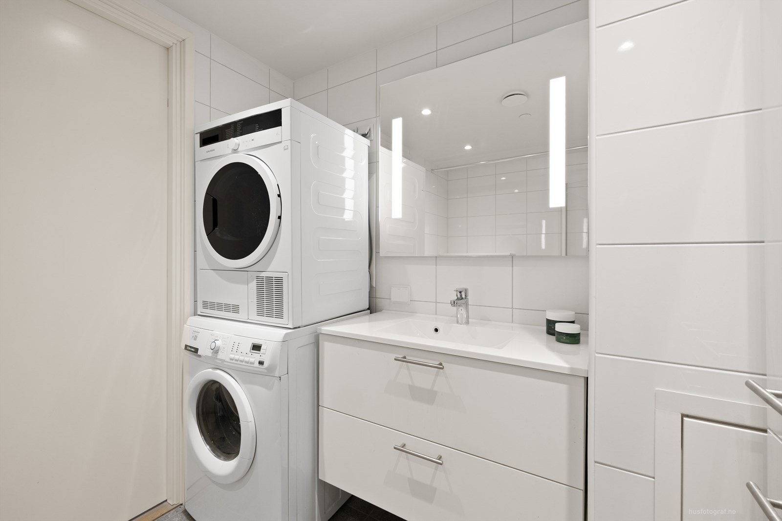 På badet er det opplegg for vaskemaskin og tørketrommel. Galleribilde