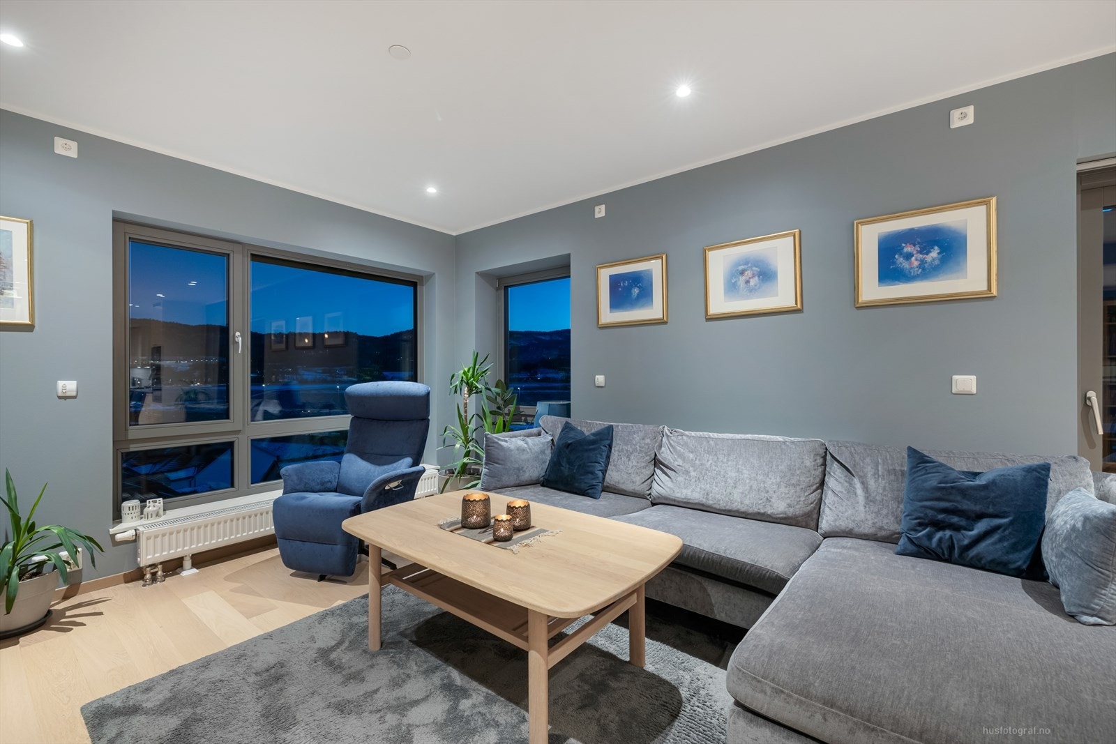 Stuen er innredet med 1-stavs eikeparkett og overflater malt i duse og moderne fargetoner. Galleribilde