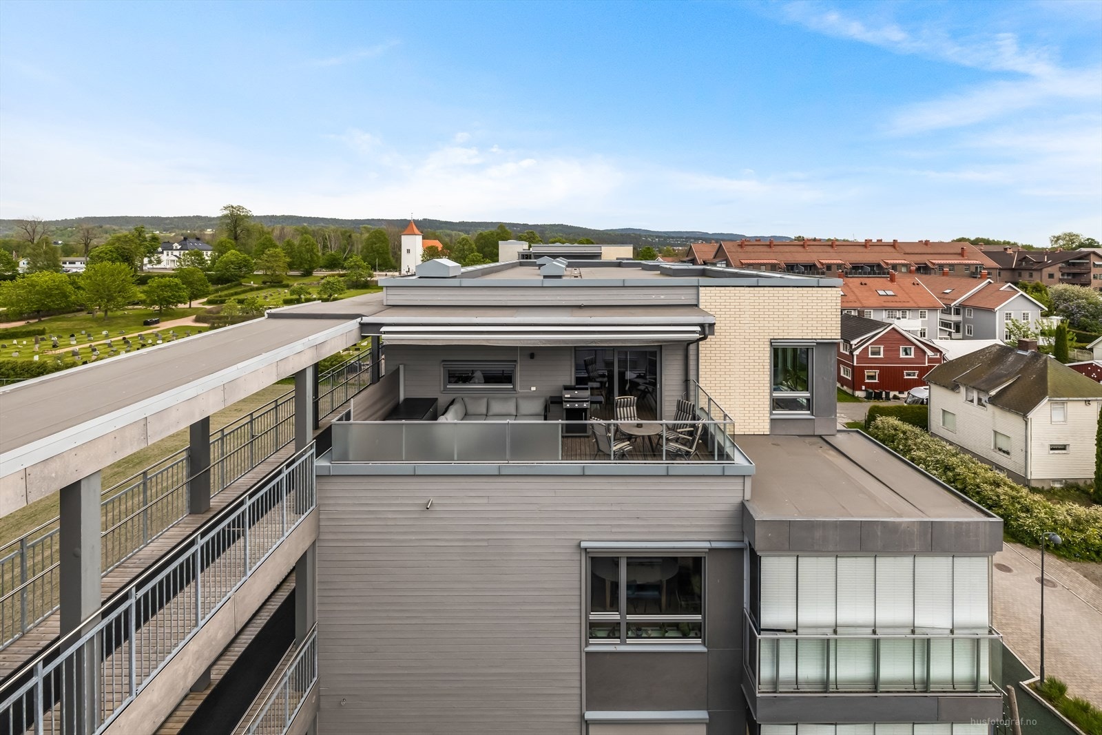 Fra stue/kjøkken er det utgang til den flotte terrassen. Galleribilde