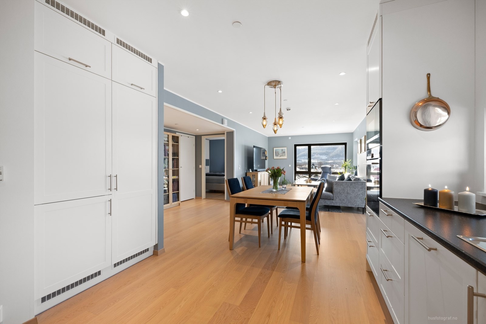 Integrert i innredningen finnes kjøleskap, fryseskap, oppvaskmaskin, stekeovn og ventilator. Galleribilde