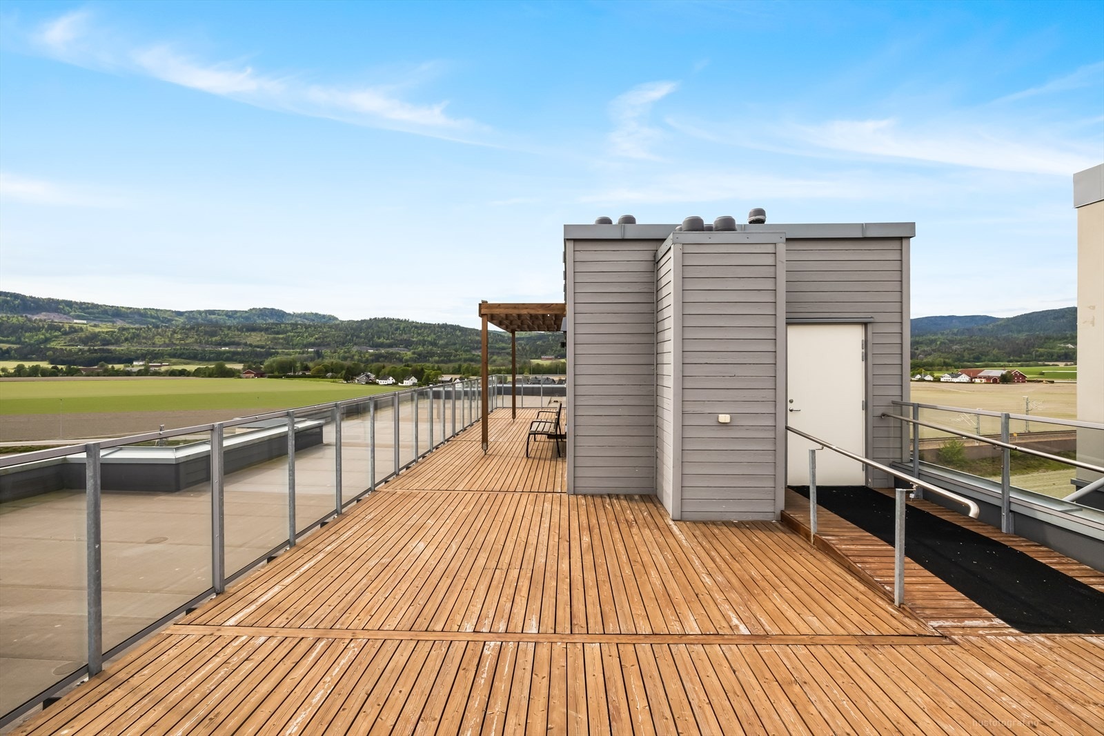 Det er kun noen meter til felles takterrasse. Galleribilde