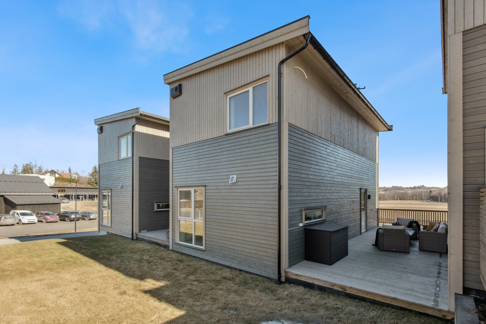 Fra stuen er det utgang til en uteplass med videre adkomst til fellesaralene. Galleribilde