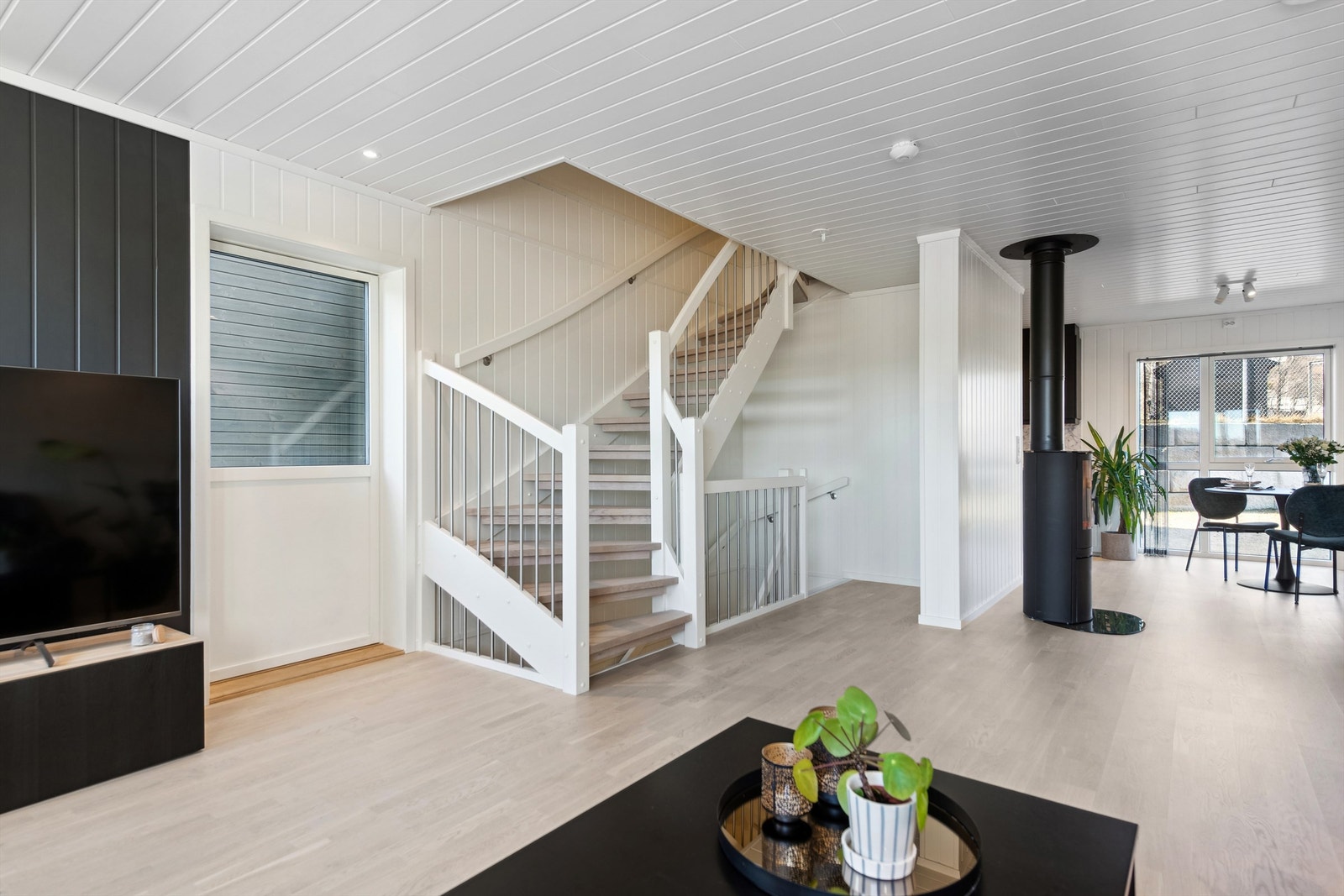 Stuen har åpen løsning til kjøkkenet Galleribilde