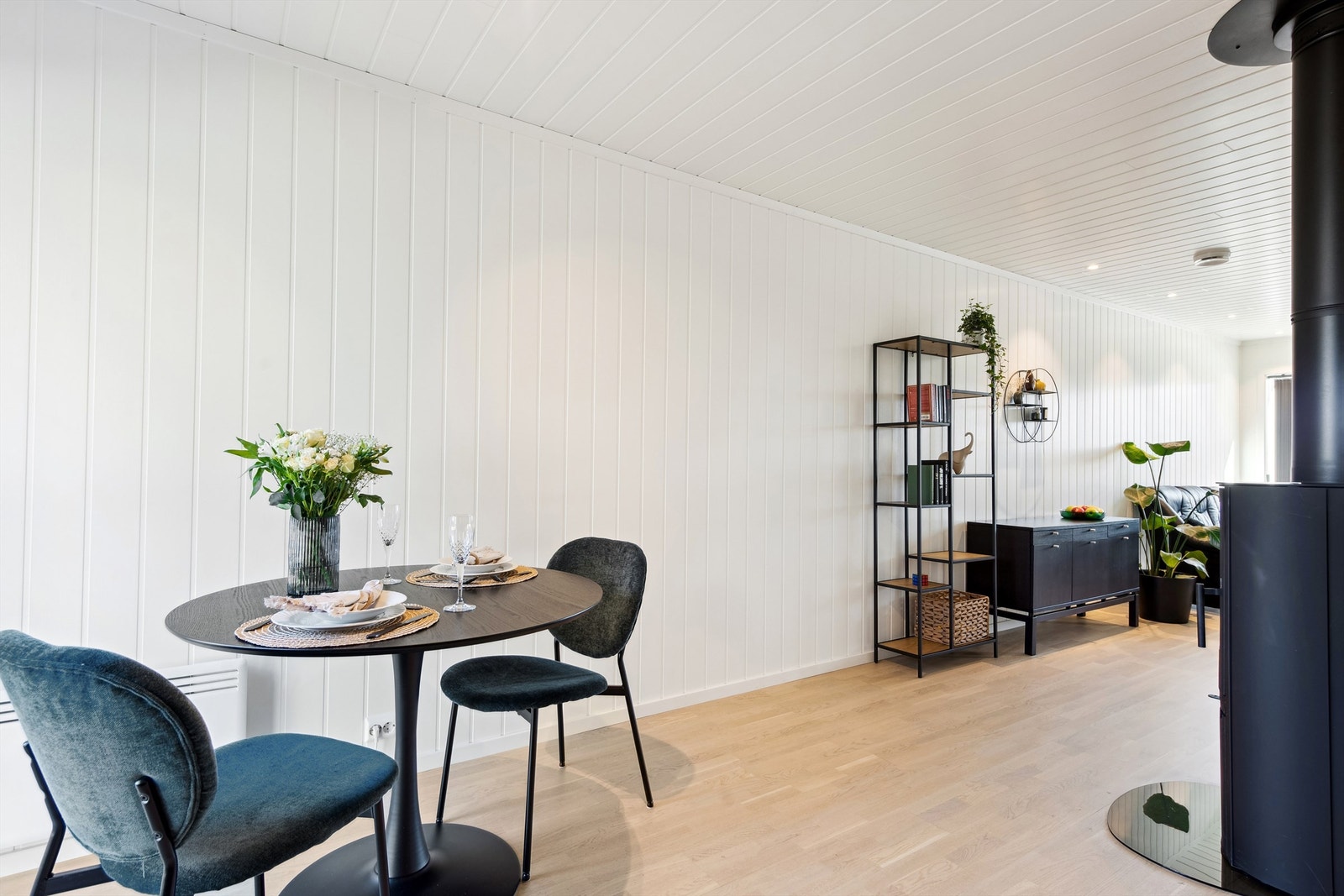 Det er god og romslig plass til både sitte- og spisegruppe Galleribilde