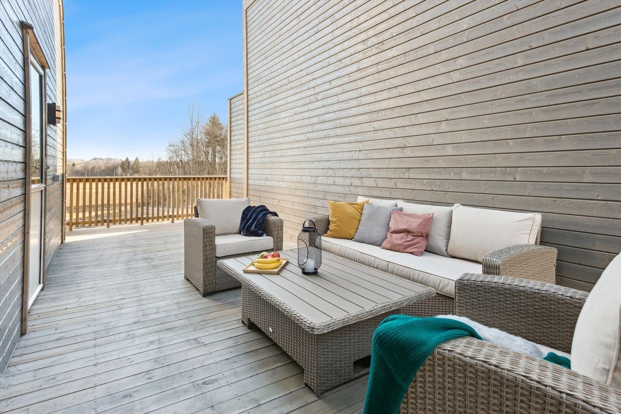 Fra terrassen er det et fint utsyn mot landlige omgivelser Galleribilde