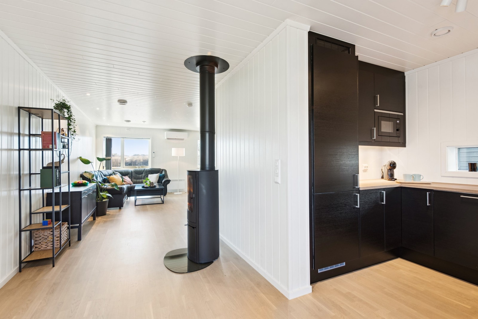 Boligen har gode løsninger med stue og kjøkken i delvis åpen løsning, med god plass til spisebord i kjøkkensonen Galleribilde