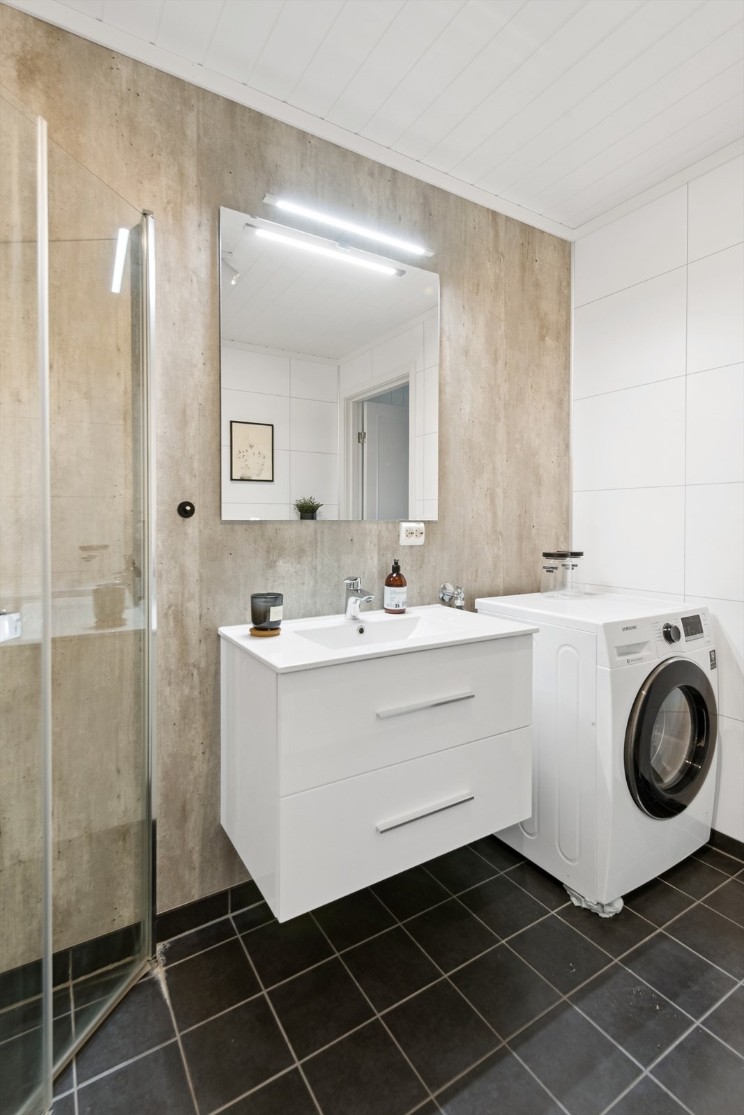 Badet i hybelen. Galleribilde