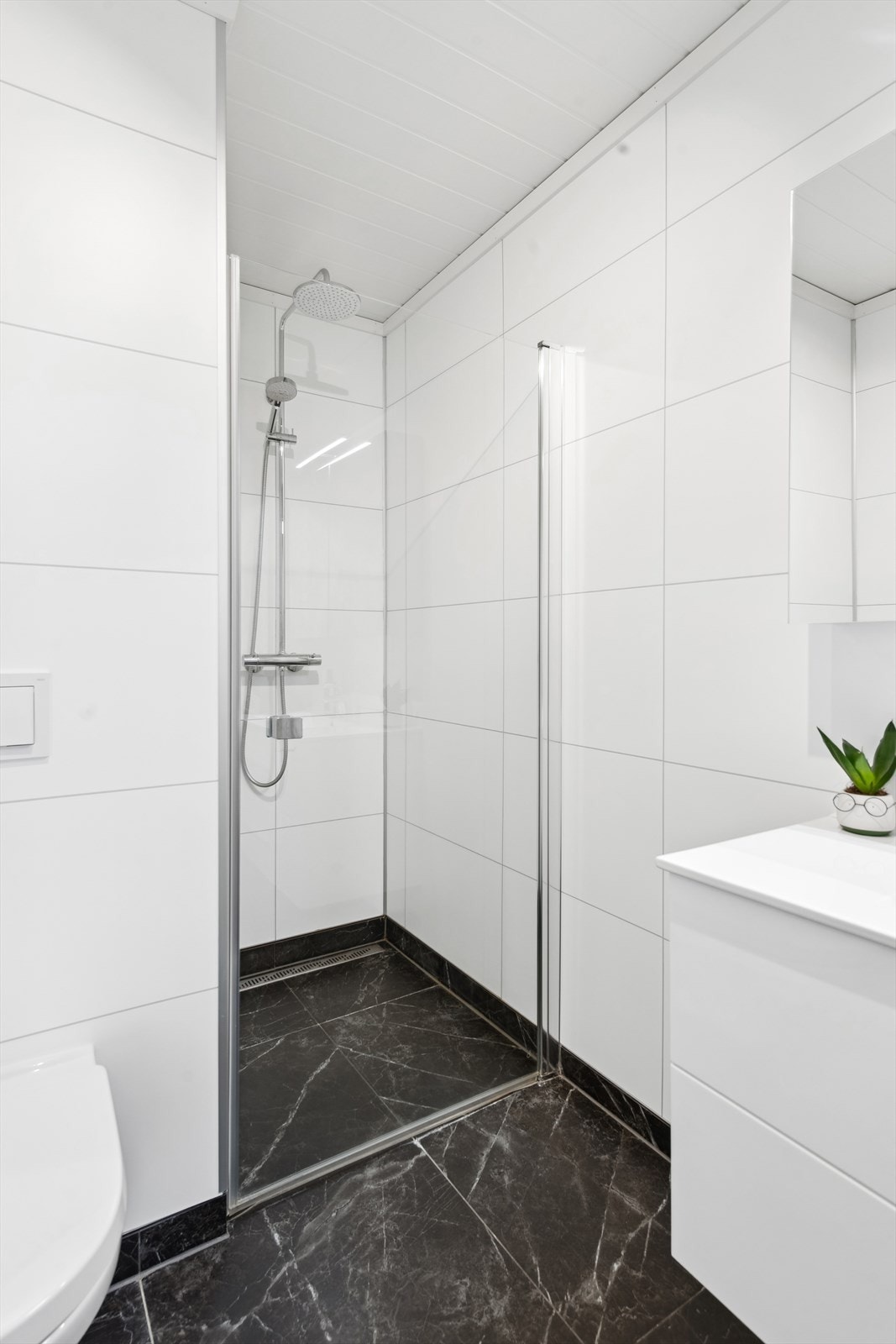 Badet har fliser på gulv og våtromsplater på vegger. Elektrisk gulvvarme. Galleribilde