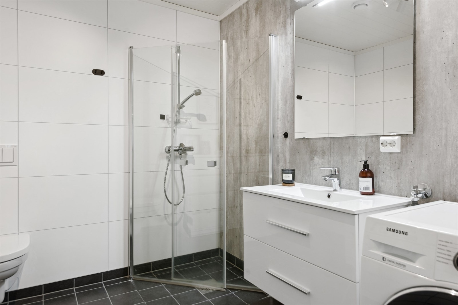 Badet i hybelen har fliser på gulv og baderomsplater på veggene. Galleribilde