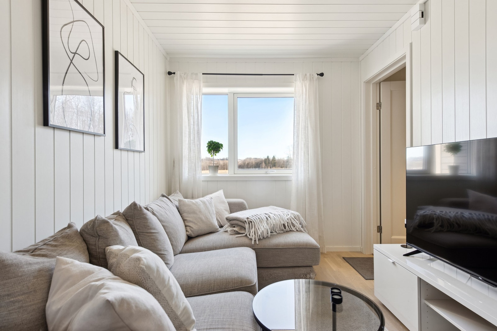 I 1.etasje er det en hybel som inneholder stue og kjøkken i åpen løsning, sovealkove og bad. Galleribilde