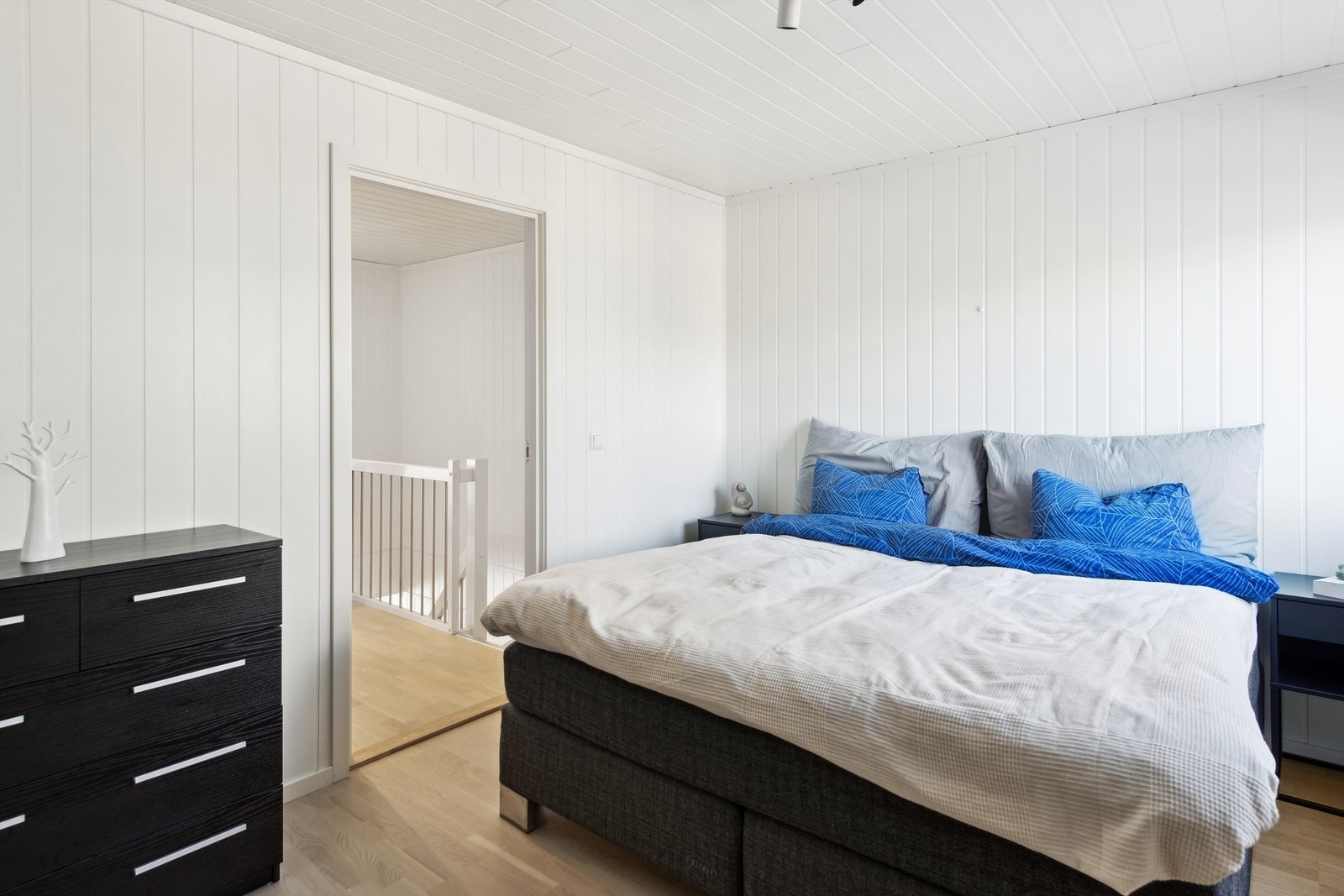 Boligen har 3 soverom. Alle er plassert i 3. etasje Galleribilde