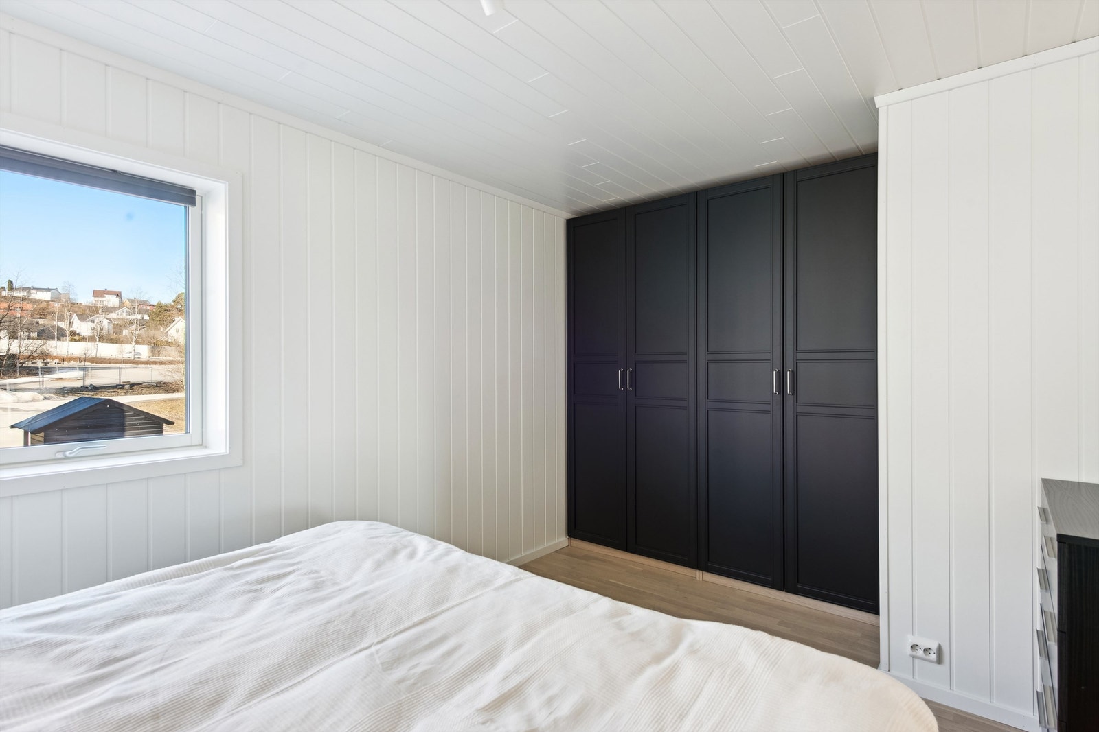 Hovedsoverommet har god plass til dobbeltseng og bra med garderobeplass. Galleribilde