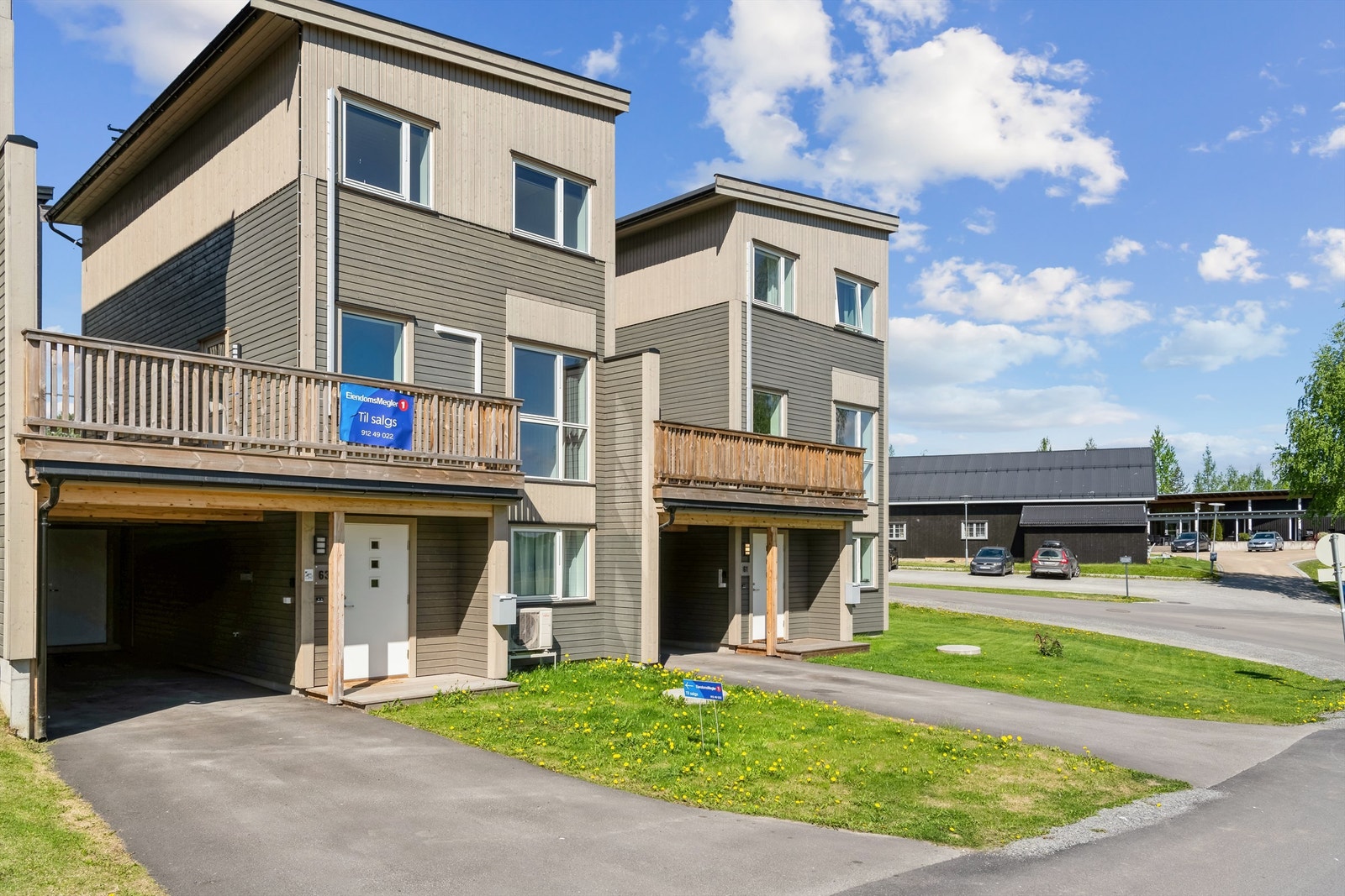 Boligen har carport med sportsbod i bakkant. Utleiedel i del av 1.etg., evt. om man ønsker å benytte arealet selv. Galleribilde