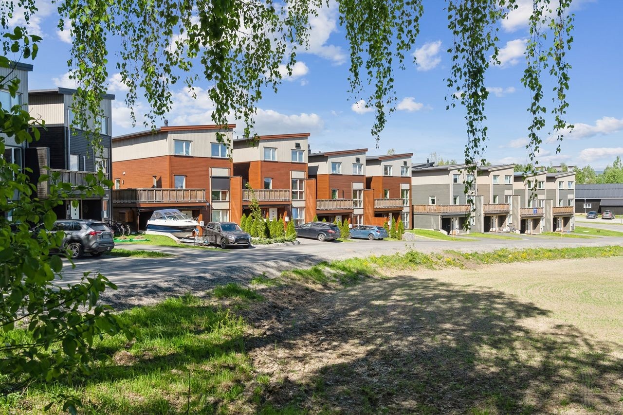 Hyggelig i boligområde med gangavstand til skoler, barnehage, idrettsplass, turområder og buss. Kun 5 min. med bil til Hamar sentrum. Galleribilde