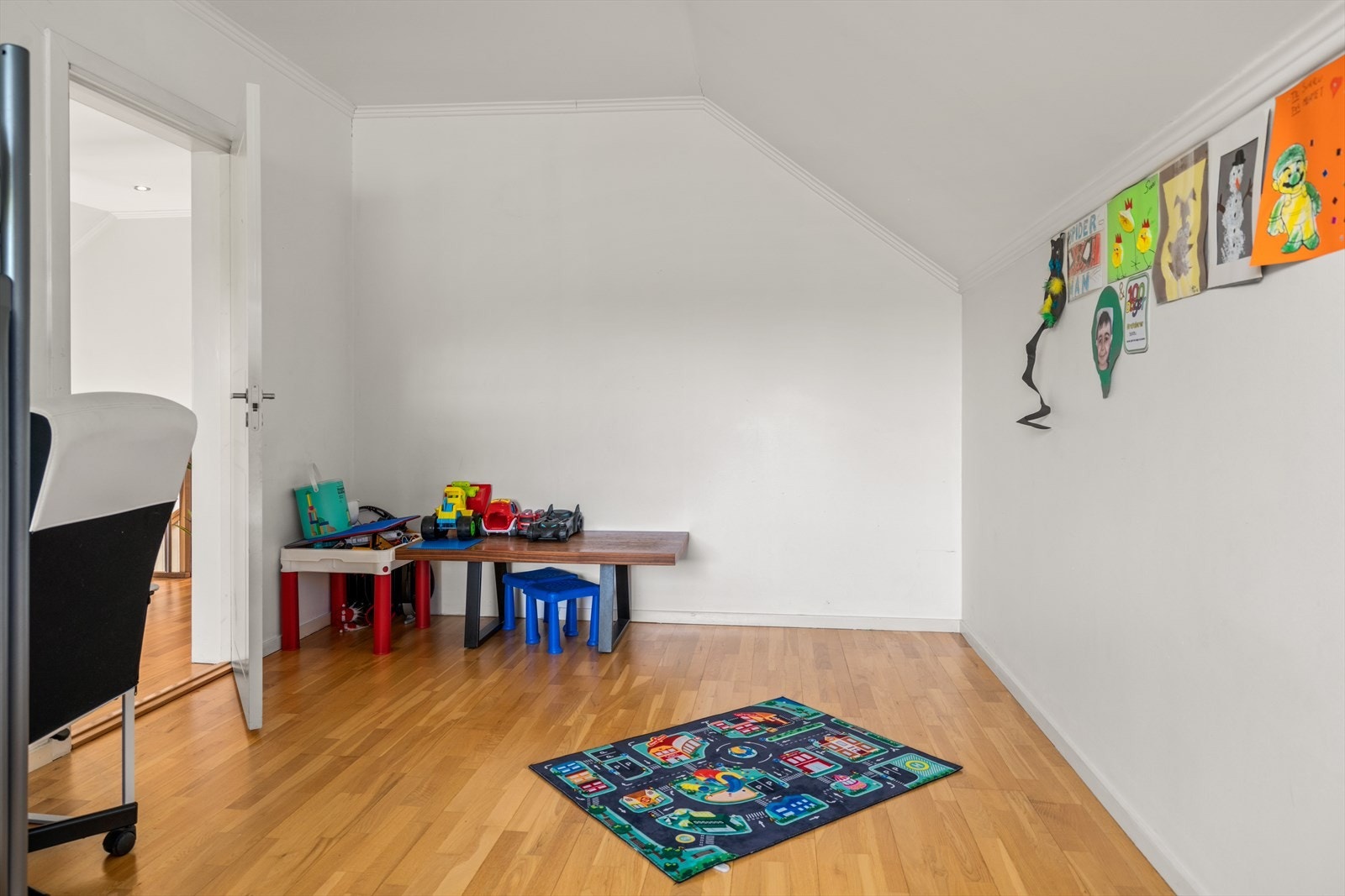 Rommet har lysmalte overflater, parkett på gulv og skråtak. Galleribilde