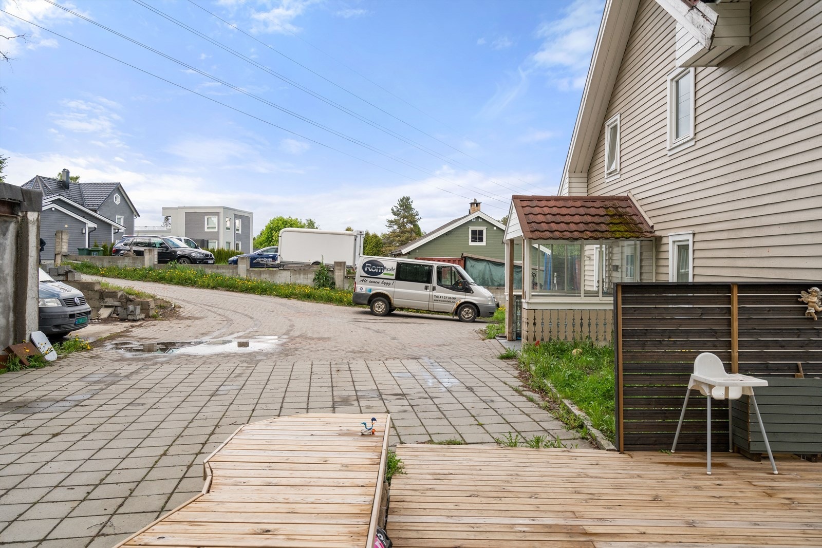 Eiendommen ligger i et attraktivt og barnevennlig område på Fjellhamar, med kort avstand til skoler, barnehager, offentlig transport og et bredt utvalg av servicetilbud. Galleribilde