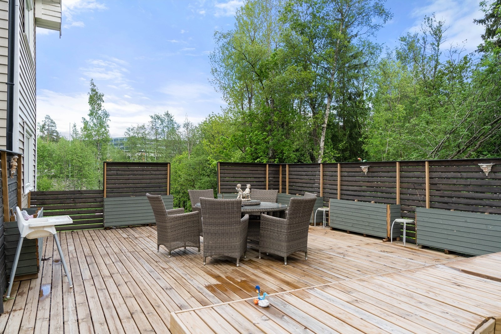 Terrassen sørger for et herlig utendørsområde for hele familien! Galleribilde