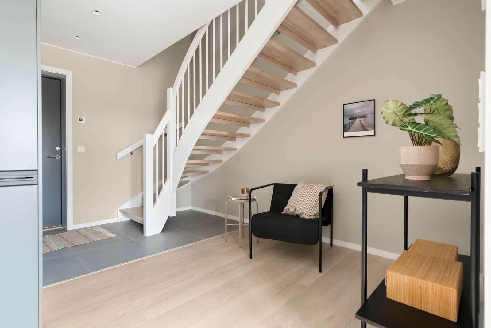 Det er god plass for innredning av garderobe/oppbevaring under trappen Galleribilde