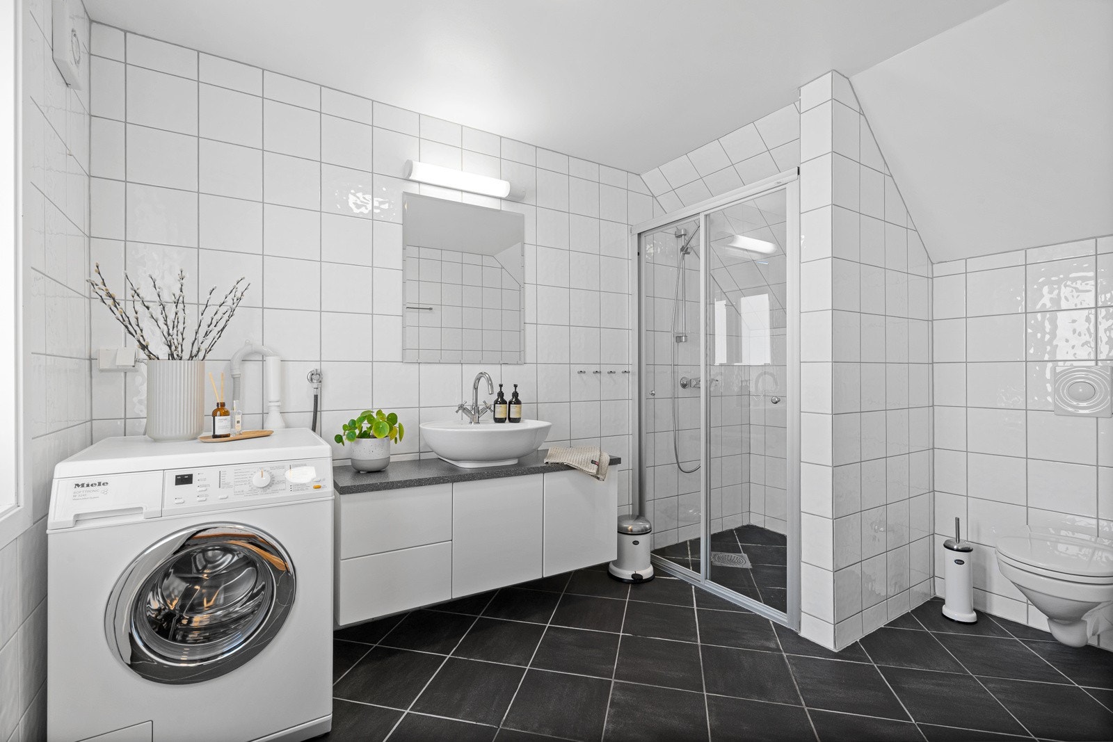 Badet er romslig med stort dusjhjørne. Galleribilde