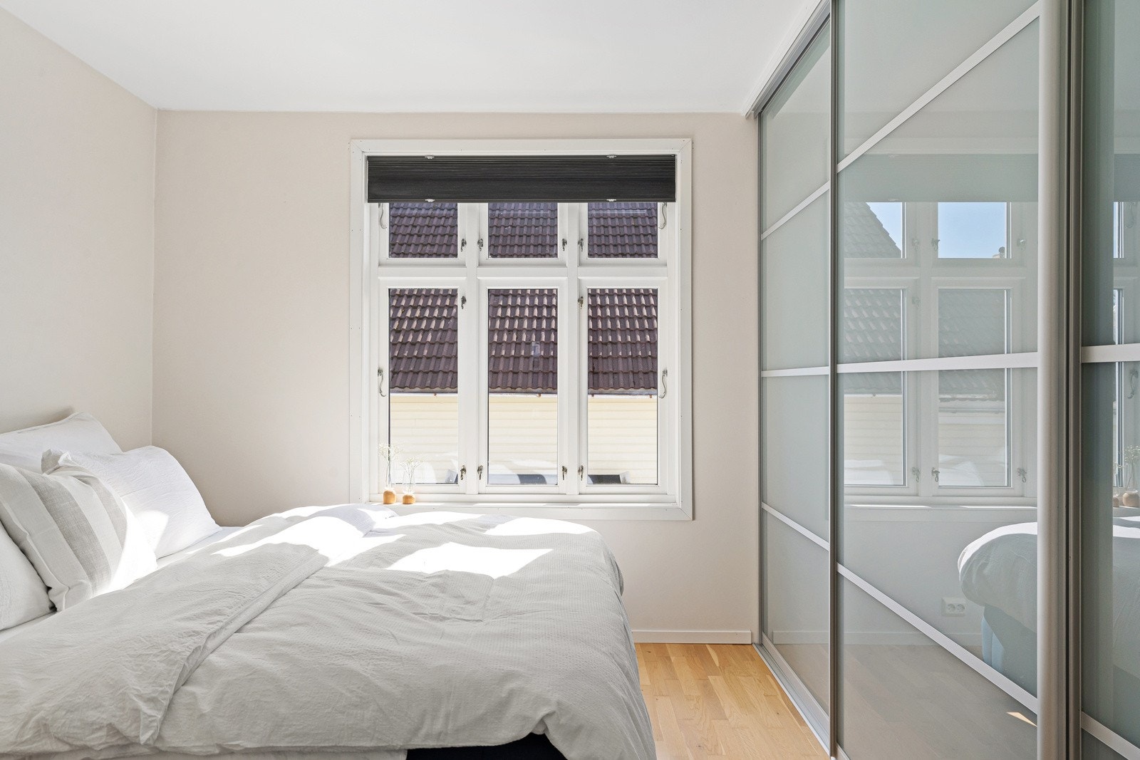 Soverommet har praktisk skyvedørsgarderobe som gir godt med oppbevaringsplass. Galleribilde