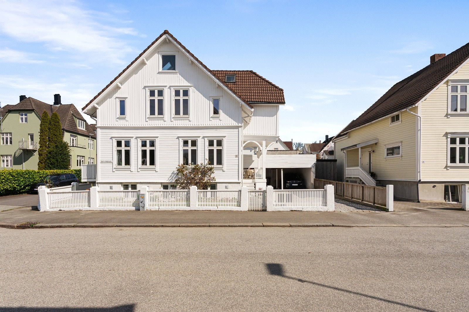 Med busstopp kun 200 meter unna, blir hverdagen sømløs om man ikke ønsker å være avhengig av bil for å komme seg rundt. Galleribilde