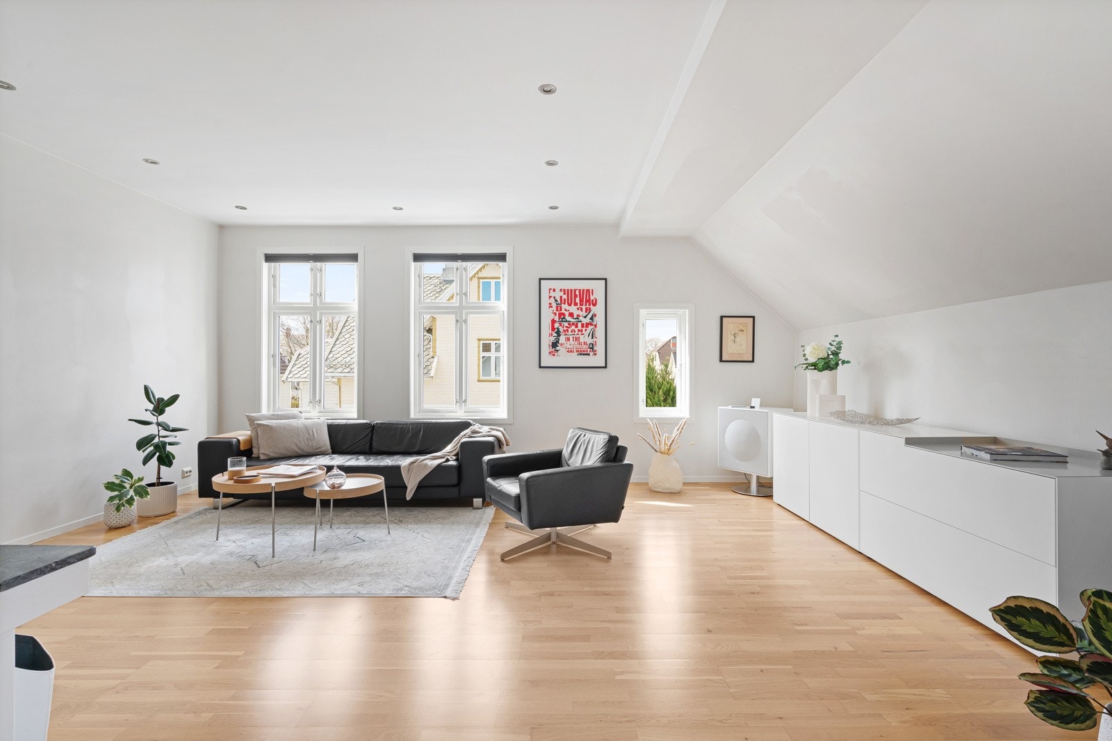 Stor stue som enkelt lar seg møblere i ulike soner. Galleribilde