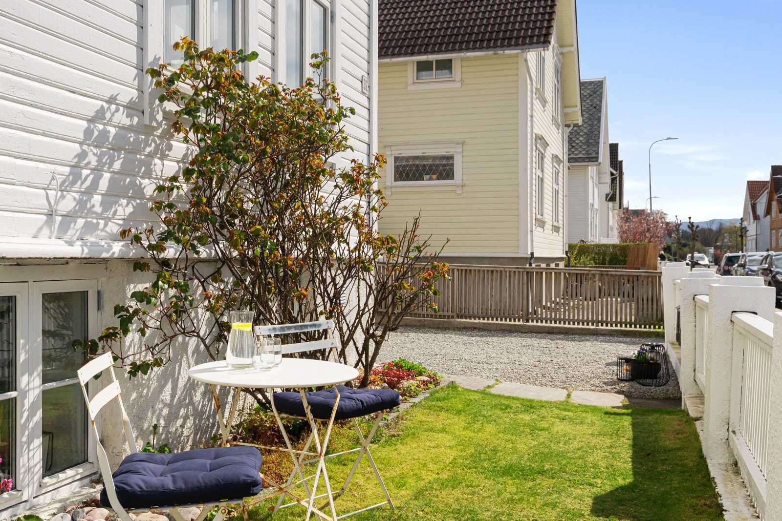 Boligen har en sentral og ettertraktet beliggenhet, med solrik tomt og parkering i carport. Galleribilde