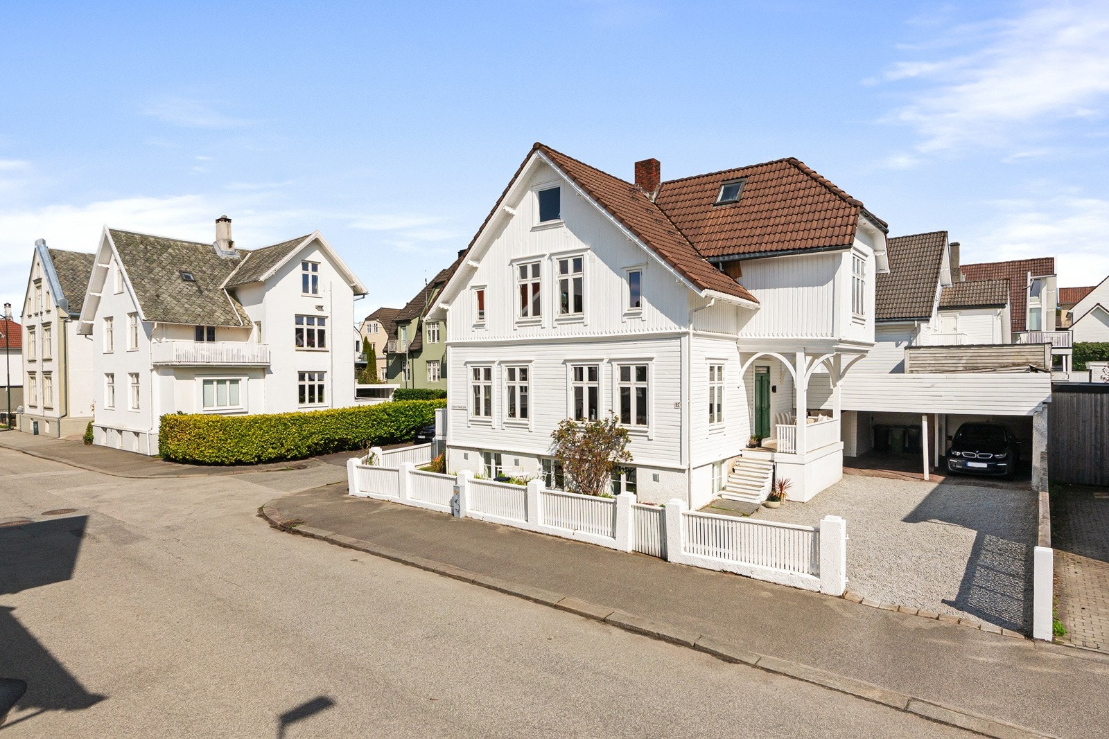 Boligen har en svært sentral beliggenhet på Storhaug med gangavstand til alt en trenger i hverdagen, som skoler, barnehager, dagligvare og sentrum. Galleribilde