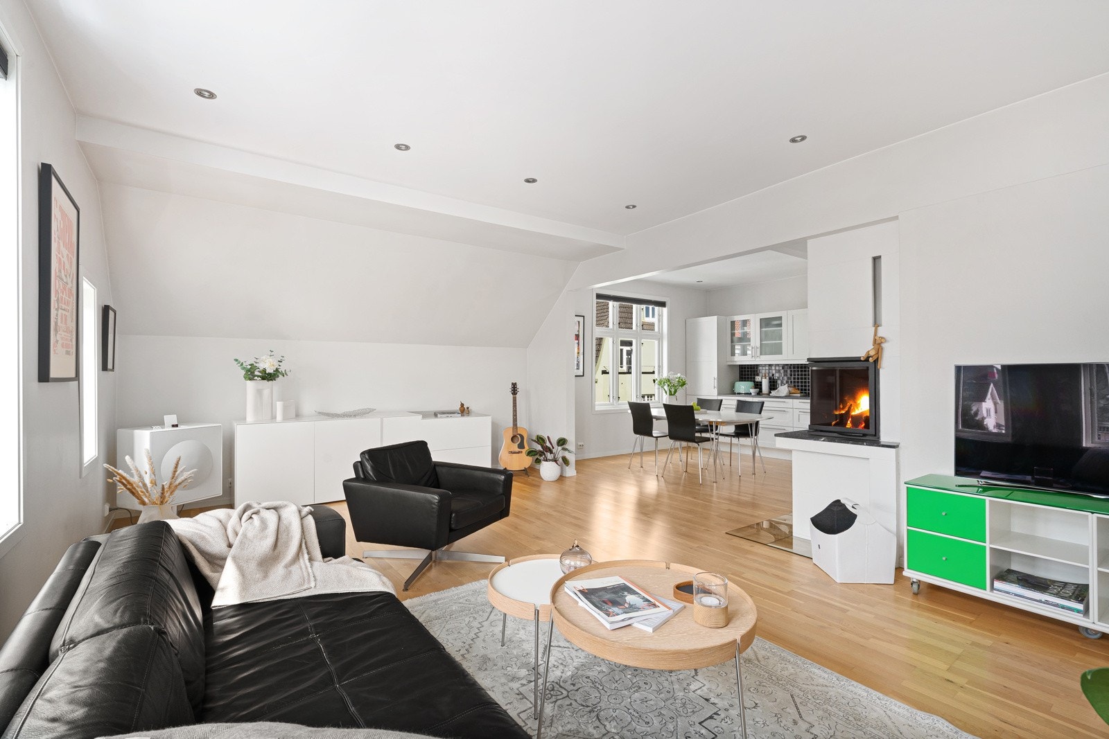 Stue og kjøkken ligger i åpen løsning, noe som gir en luftig og sosial atmosfære. Galleribilde