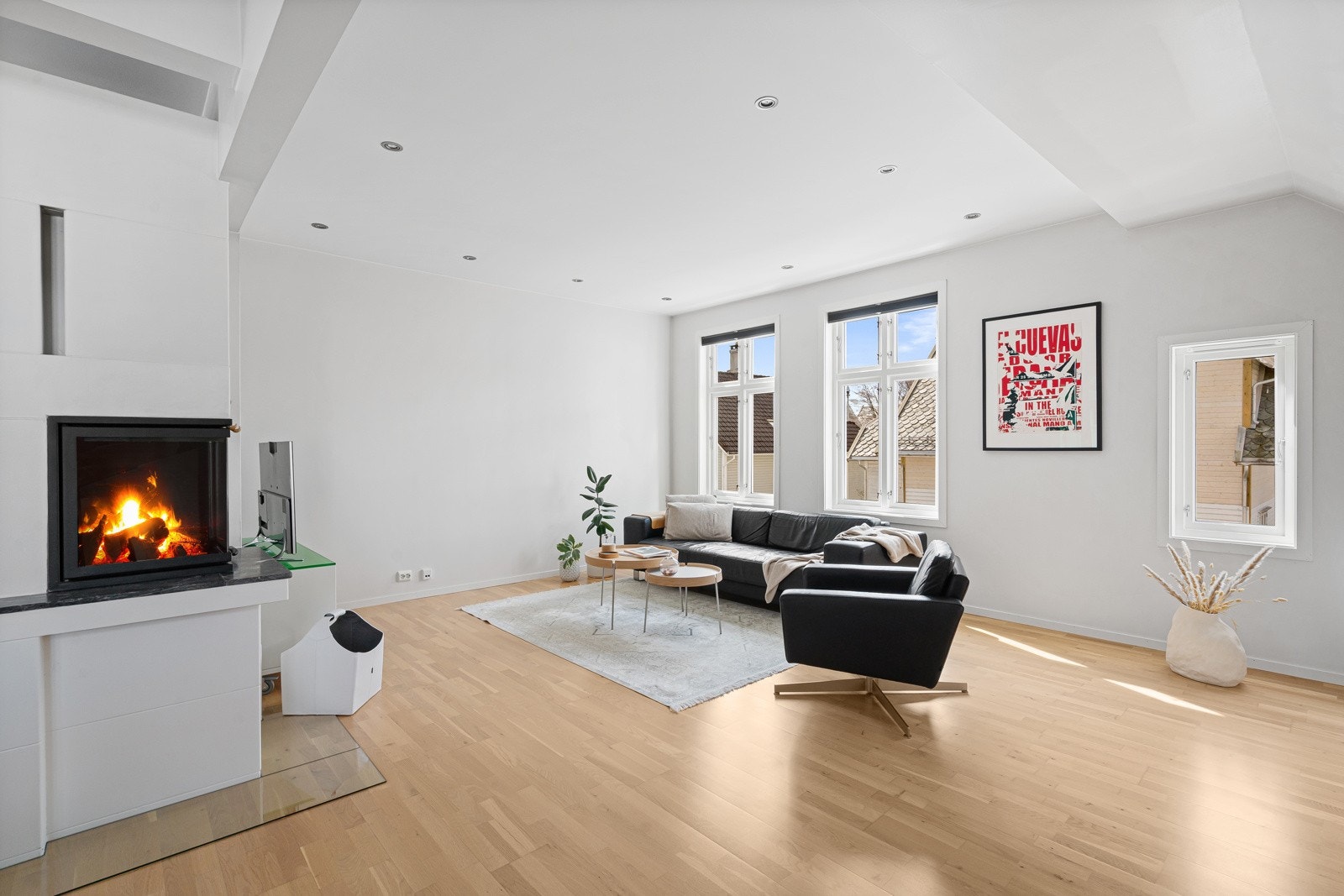 Stuen har innfelte spotter i himling og lekker peis som gir en lun og god varme. Galleribilde