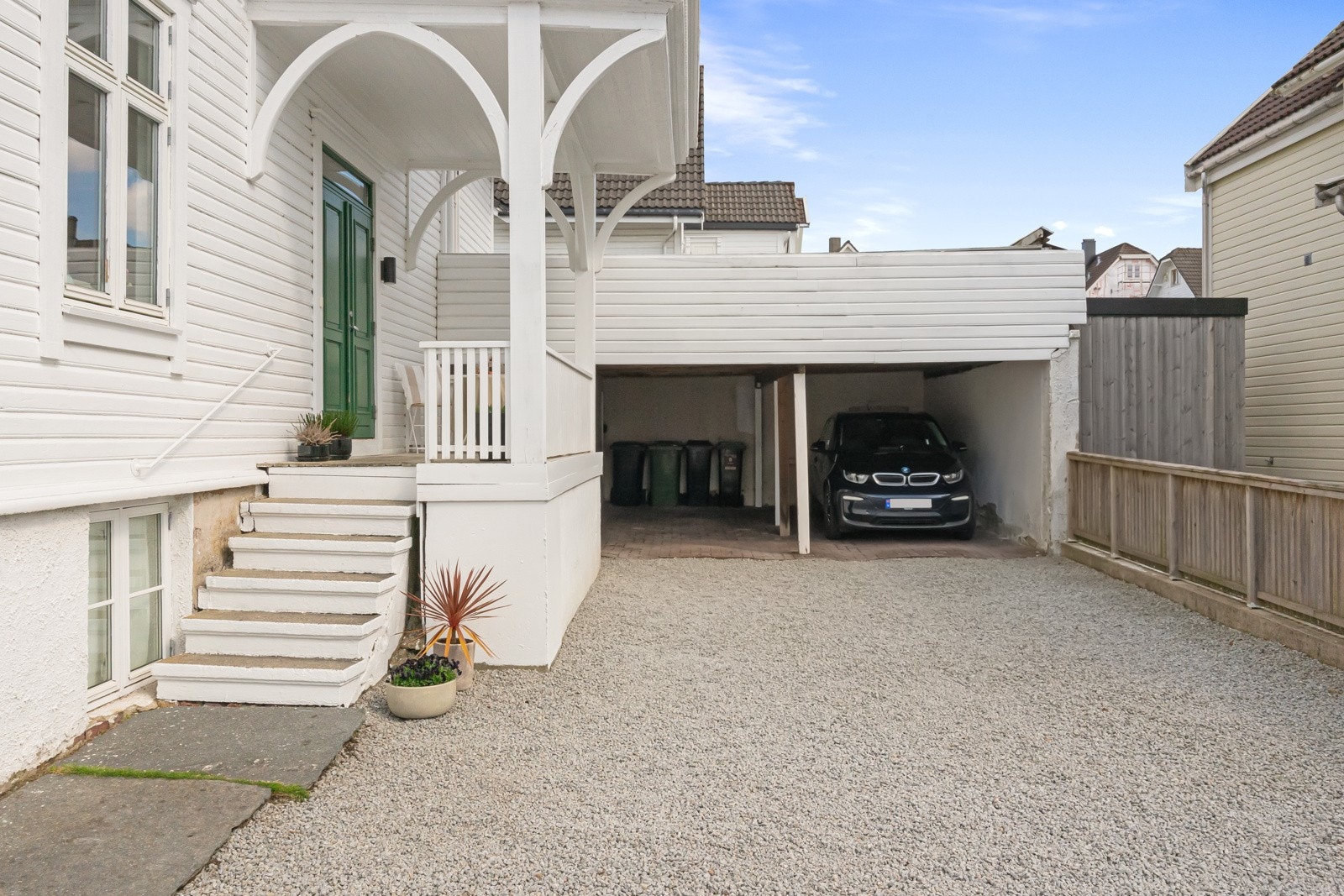 Gode parkeringsmuligheter i carport og på tomten. Galleribilde