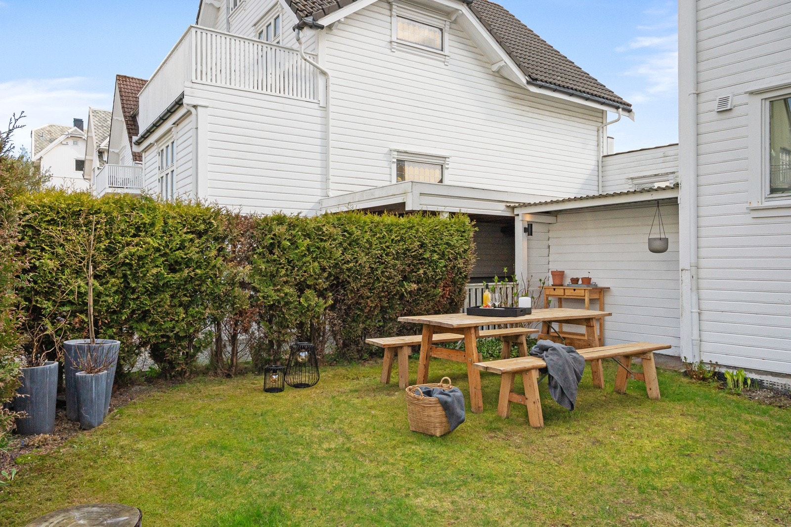 Kjekt uteområde med hage og plass til utemøblement. Galleribilde