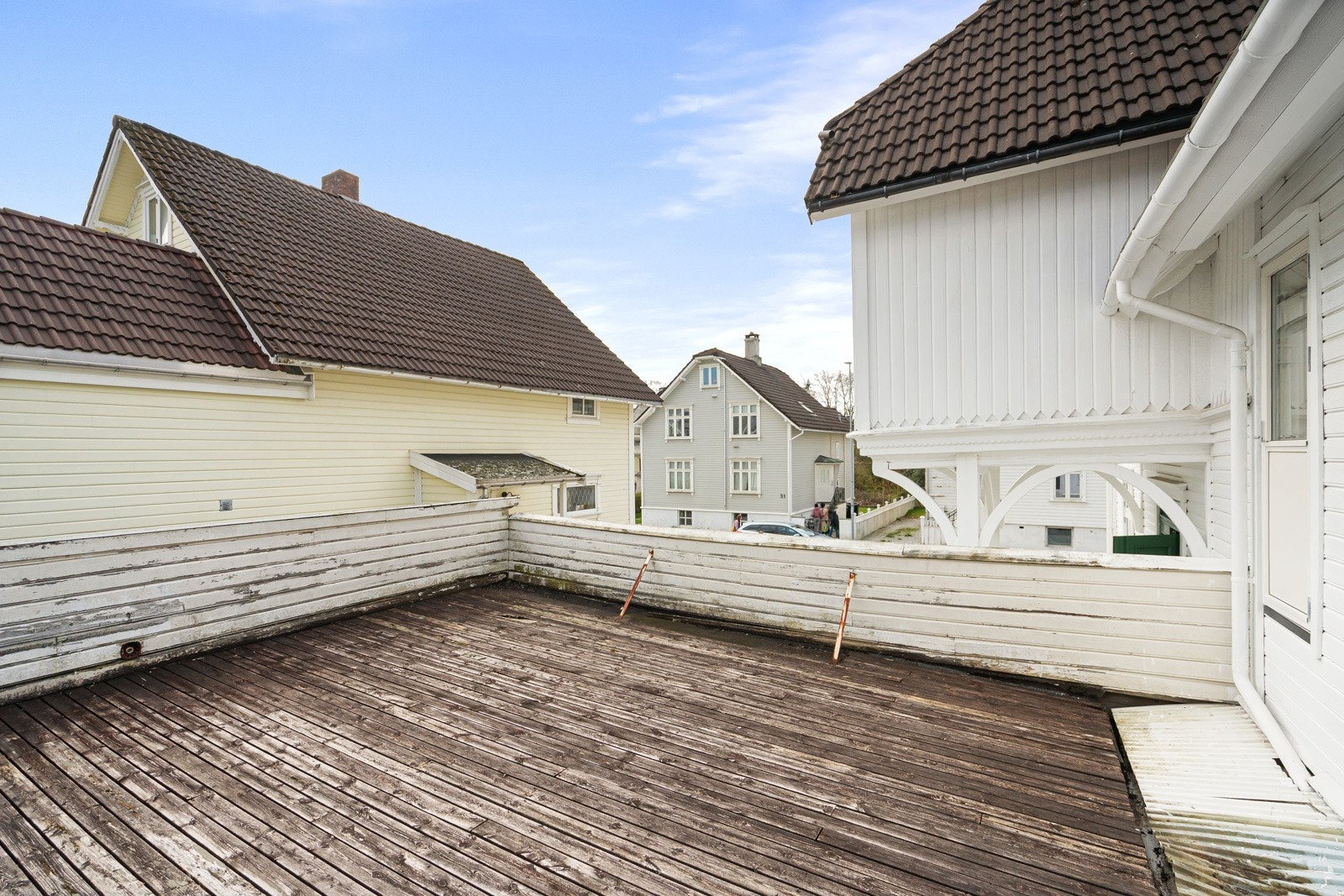 Terrassen er av eldre dato og bør påberegnes litt oppussing. (Terrassen er ikke omsøkt/godkjent). Galleribilde