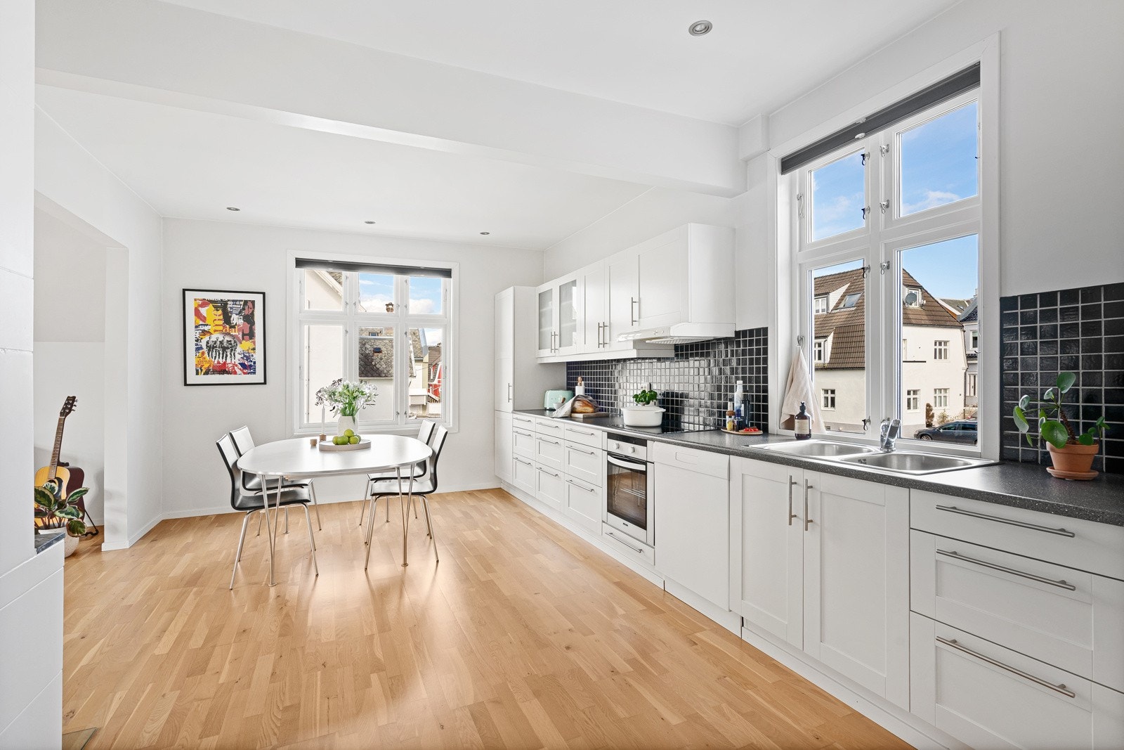 Stilrent kjøkken med god skap- og benkeplass. Galleribilde