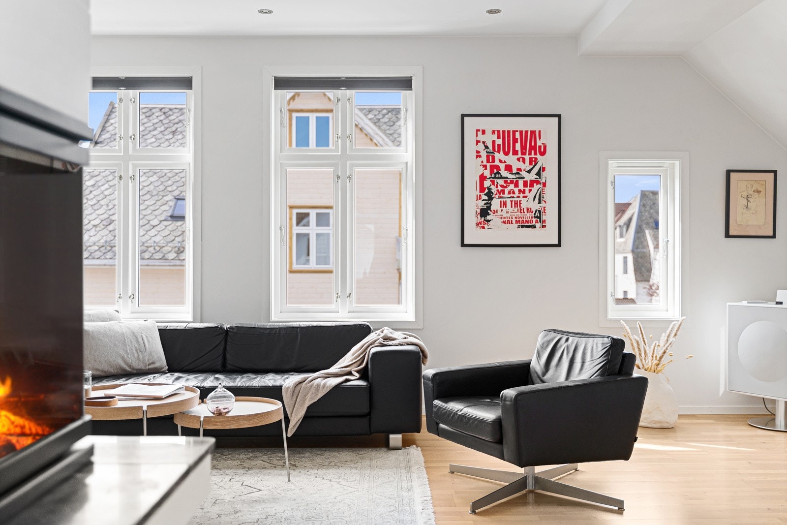 De store vindusflatene sikrer godt med naturlig lysinnslipp. Galleribilde