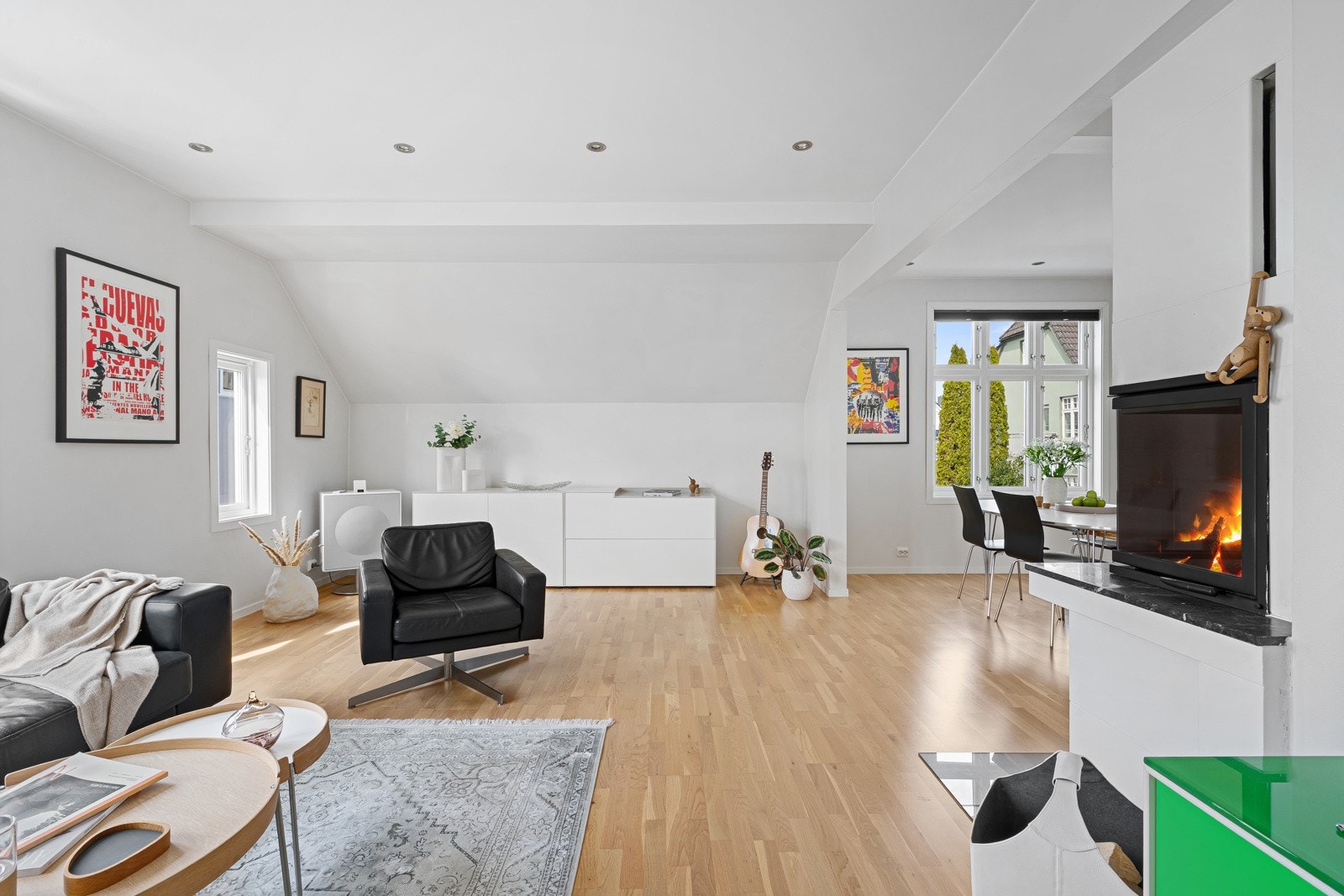 Stuen holder et moderne uttrykk med listefri overgang mellom vegg og himling. Galleribilde