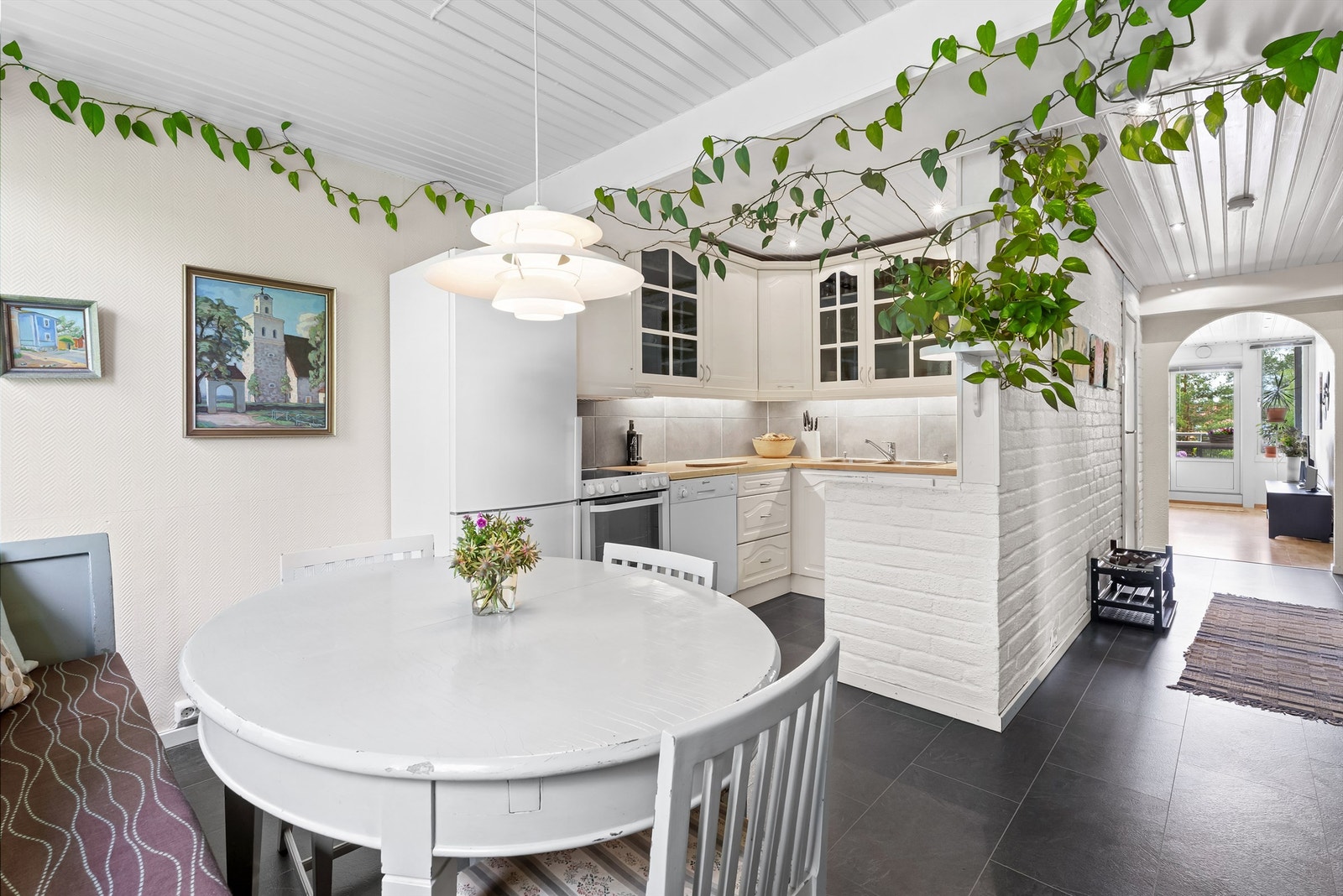 Boligen har gjennomgående planløsning som gir godt med naturlig lys! Galleribilde