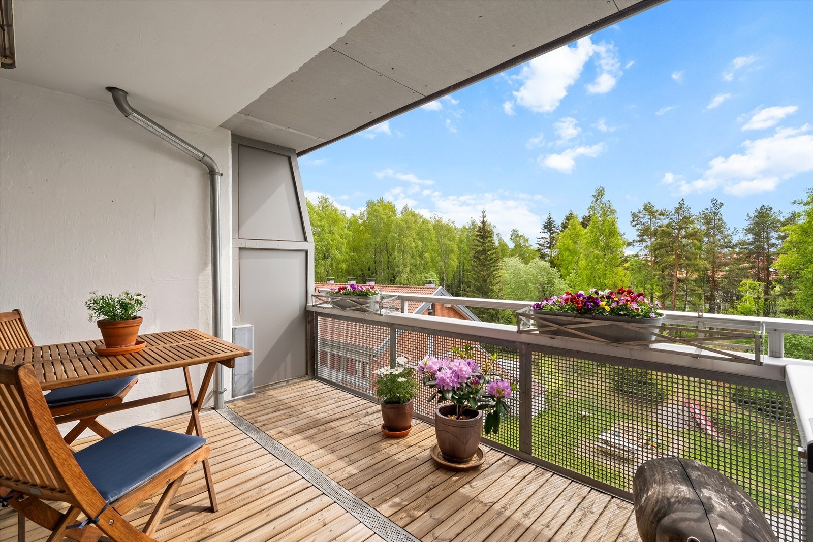 Balkong er på ca. 11 m² og er vendt mot syd - her får du sol fra ca. kl. 10:00 - 18:00 Galleribilde