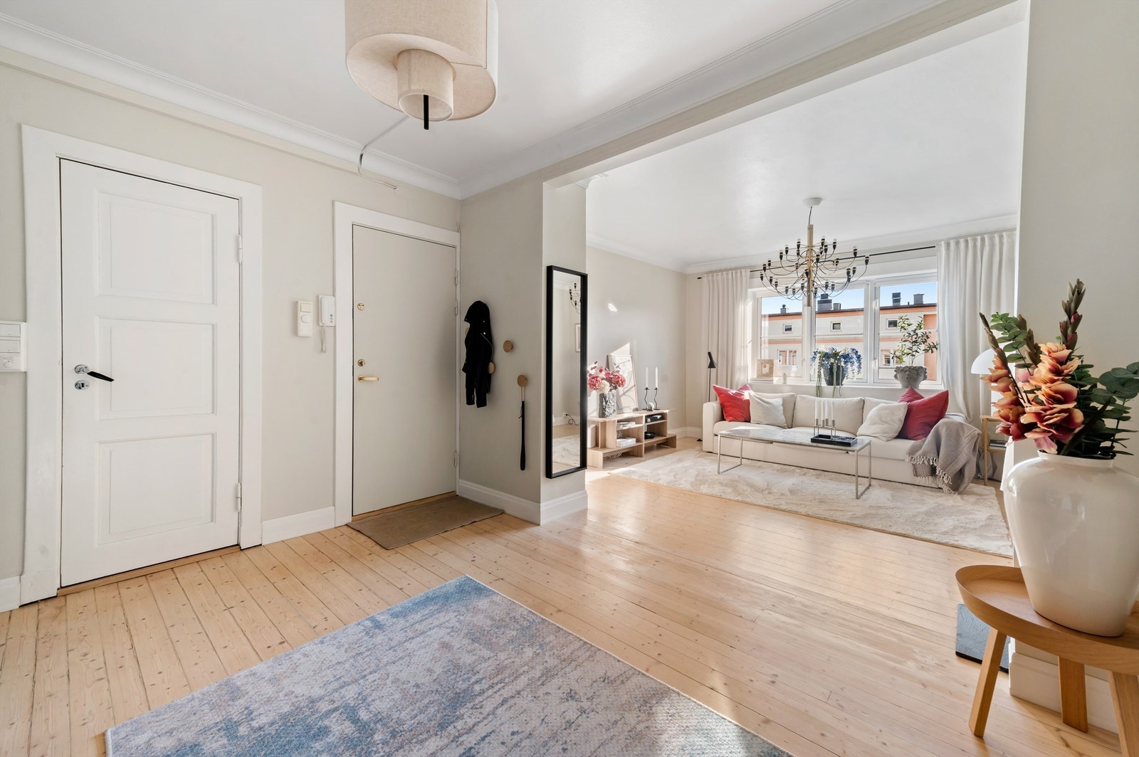 Leiligheten har en meget praktisk og arealeffektiv planløsning der du har tilgang til alle leilighetens rom fra entréen. Galleribilde